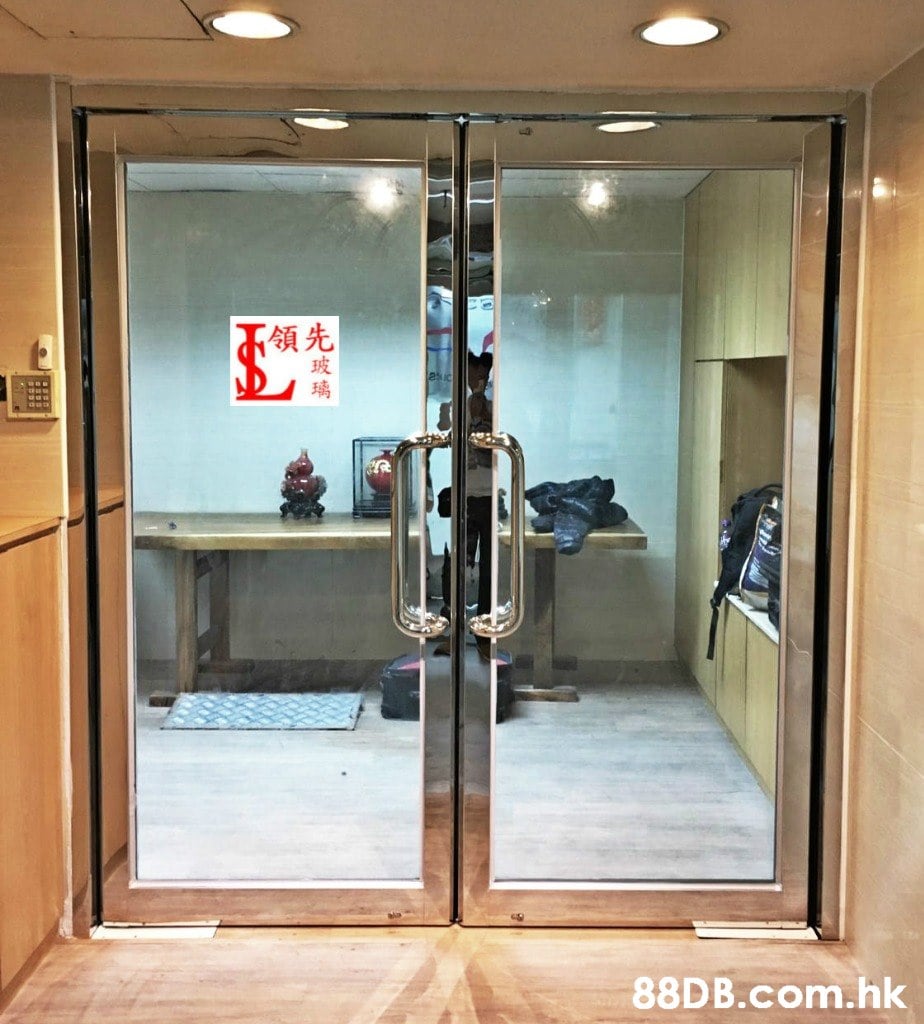 領先 玻 璃 .hk  Door,Room,Glass,Building,Interior design